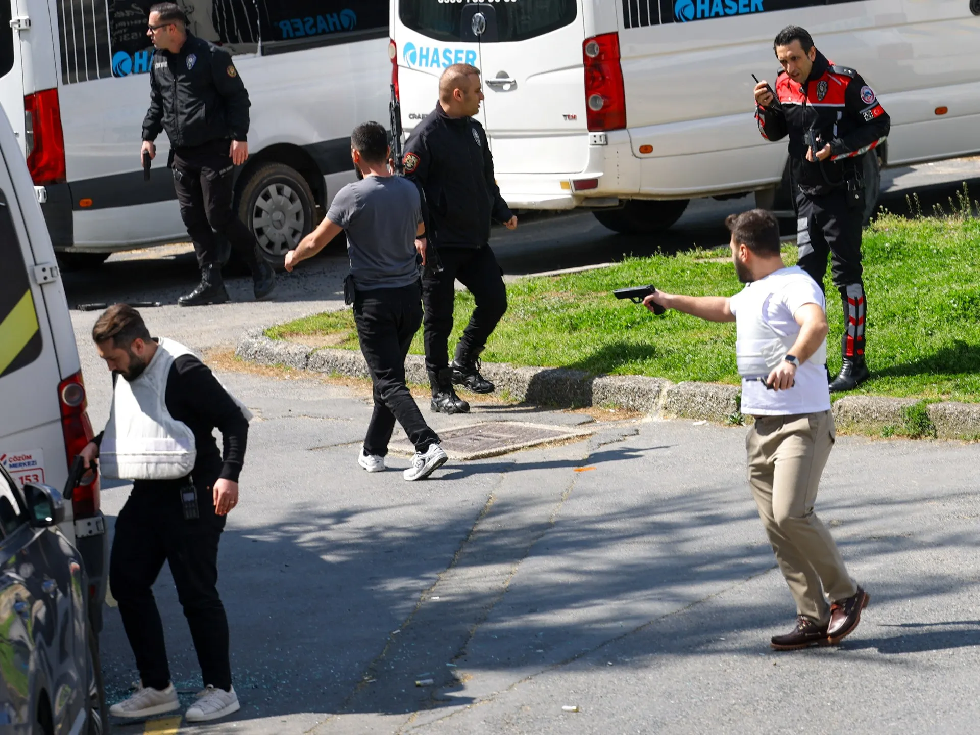 Trei persoane ucise într-un atac armat în apropierea consulatei israeliene din Istanbul, Turcia