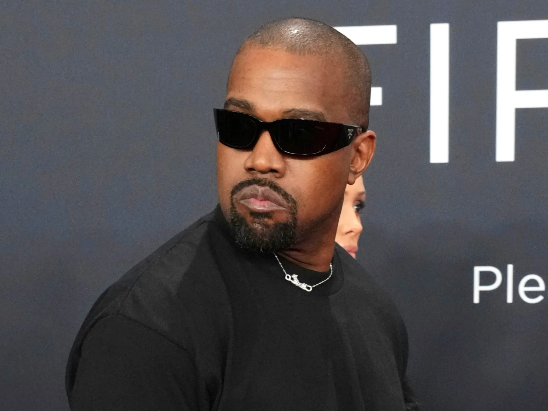 Regatul Unit îi interzice rapperului Kanye West intrarea în țară din cauza antisemitismului și susținerii nazismului