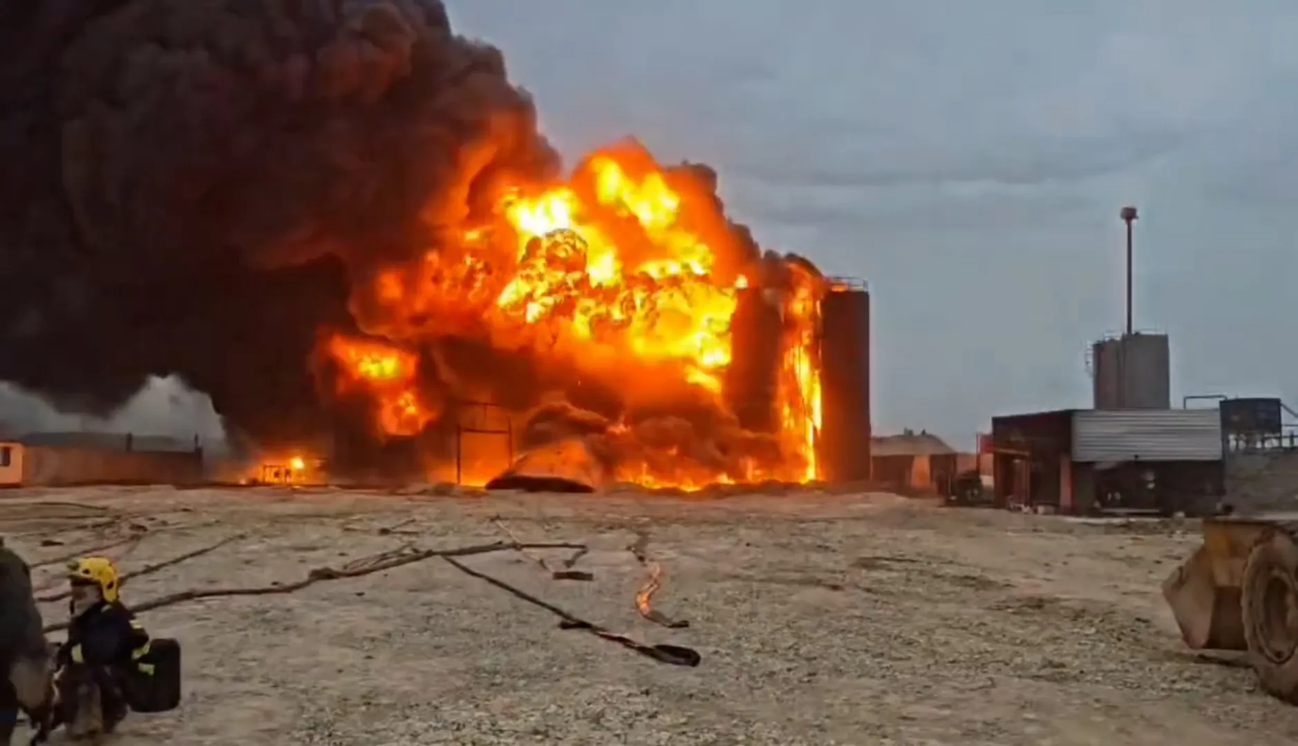 Incendiu masiv la rafinăria de petrol din Nahrawan: Flăcări uriașe și fum negru dens în apropiere de Bagdad