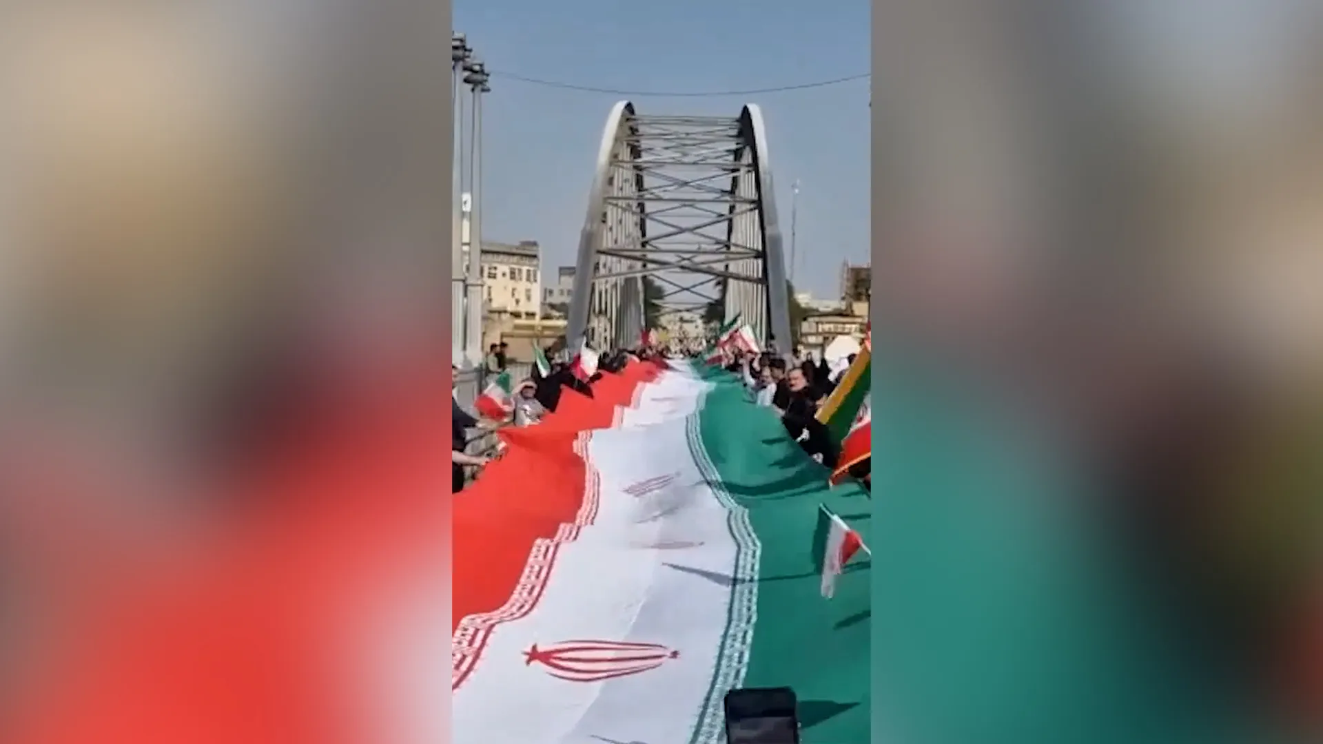 Iranienii formează lanțuri umane pe poduri și în fața centralelor electrice pentru a protesta amenințările lui Trump de a ataca infrastructura civilă