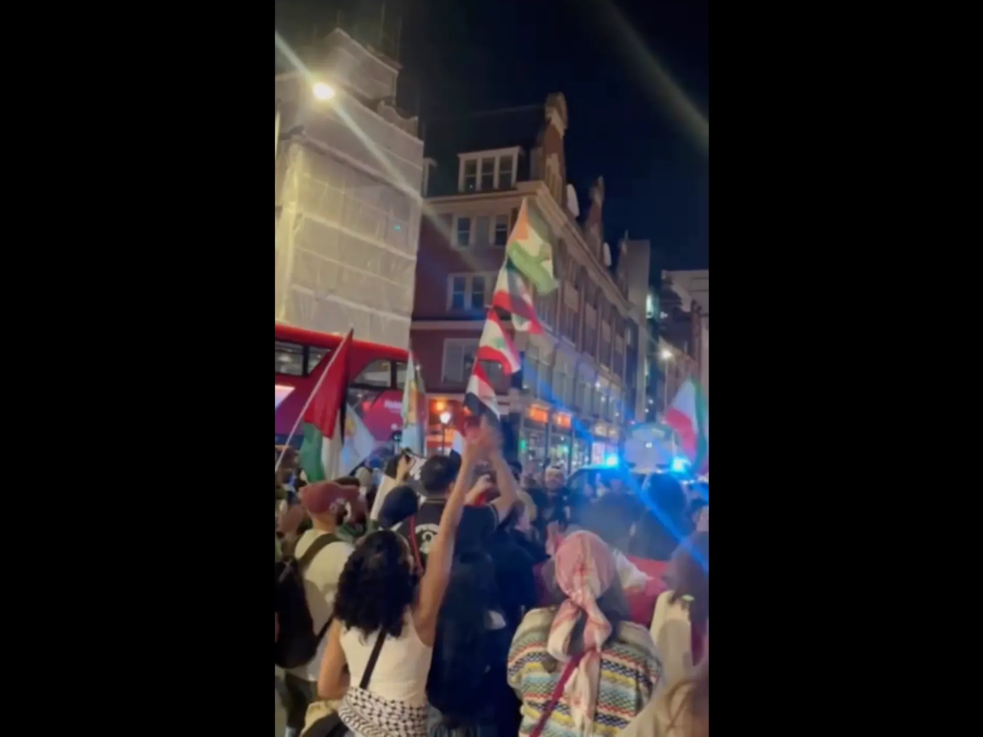 Manifestanți în fața ambasadei Israelului din Londra denunță atacurile violente asupra Libanului