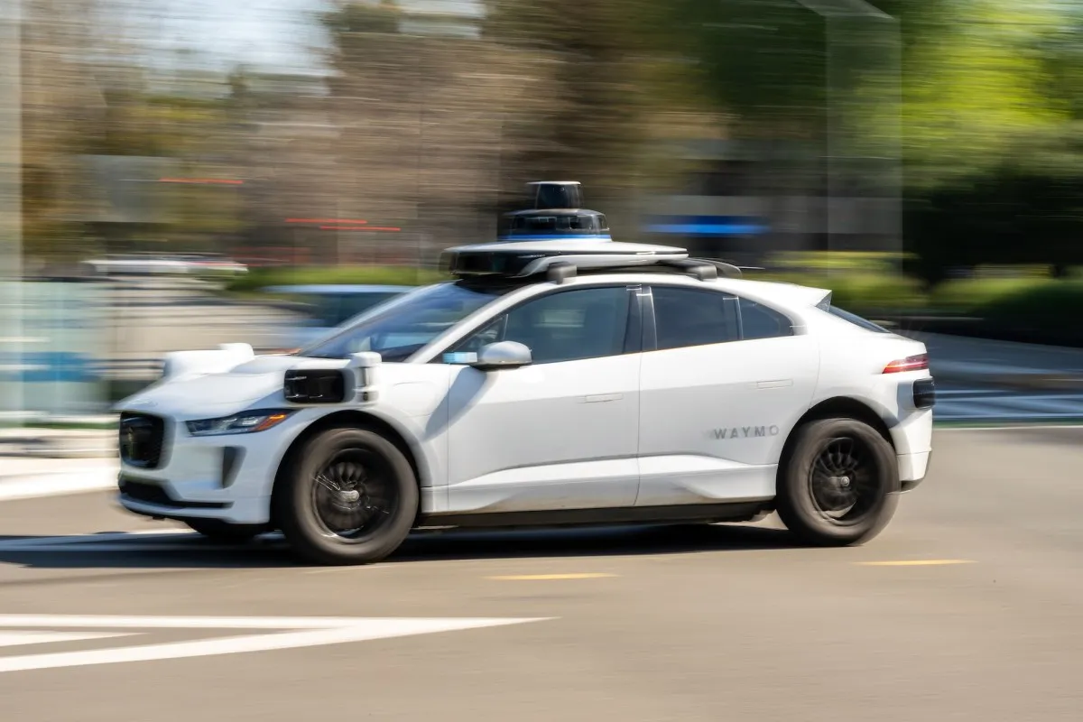 Taxiurile robotizate Waymo detectează gropi în carosabil și partajează aceste date cu utilizatorii Waze