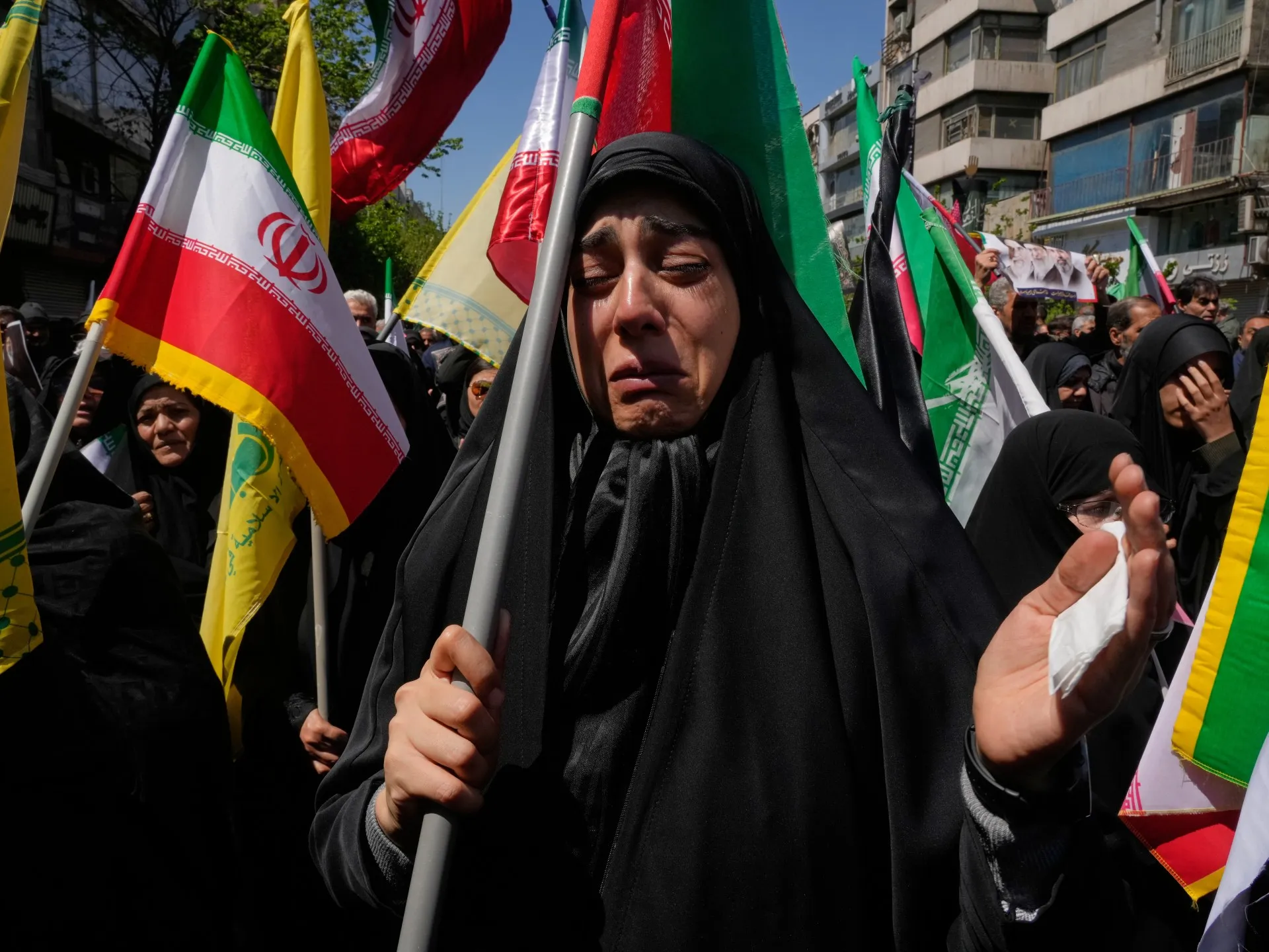 Iranieni protestează în întreaga țară pentru a-l onora pe liderul decedat Ali Khamenei