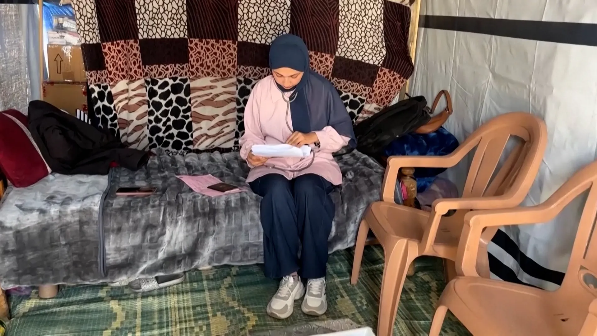 Restricțiile impuse la punctul de trecere Rafah înrupe visele academice ale unei studente palestiniene