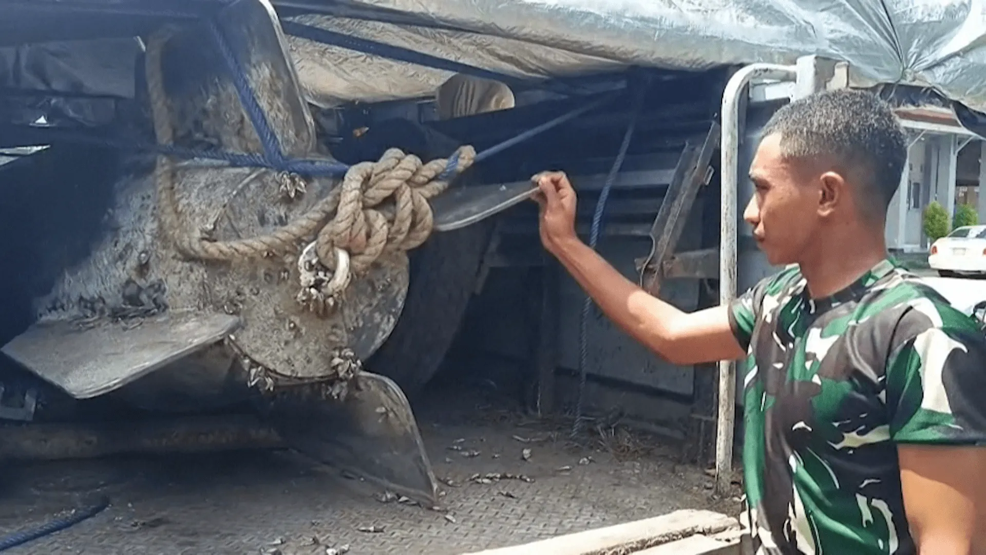 Obiect în formă de torpilă descoperit de un pescar indonezian în Strâmtoarea Lombok: Armata preia controlul situației