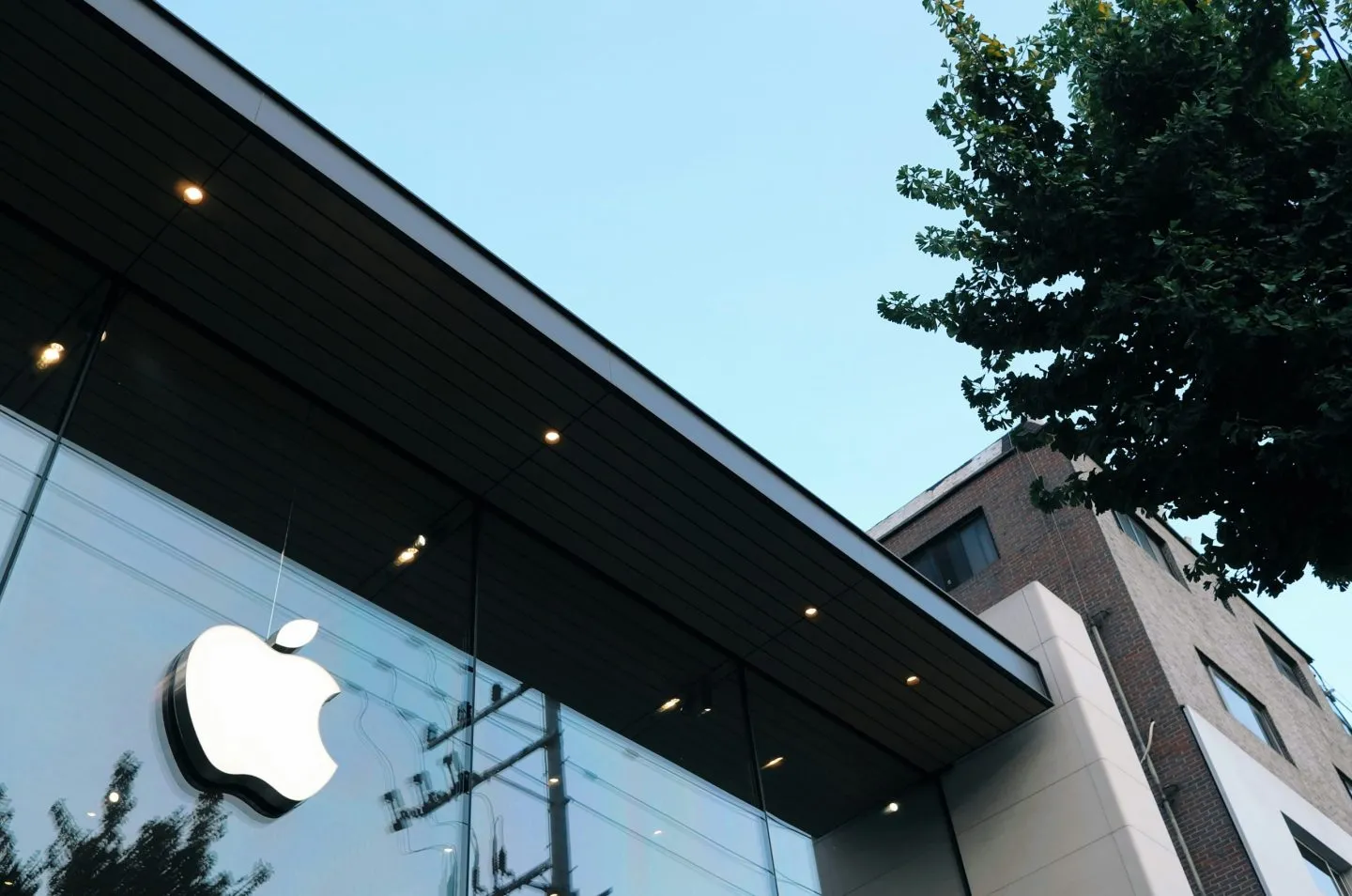 De ce companii precum Apple construiesc agenți AI cu limitări explicite