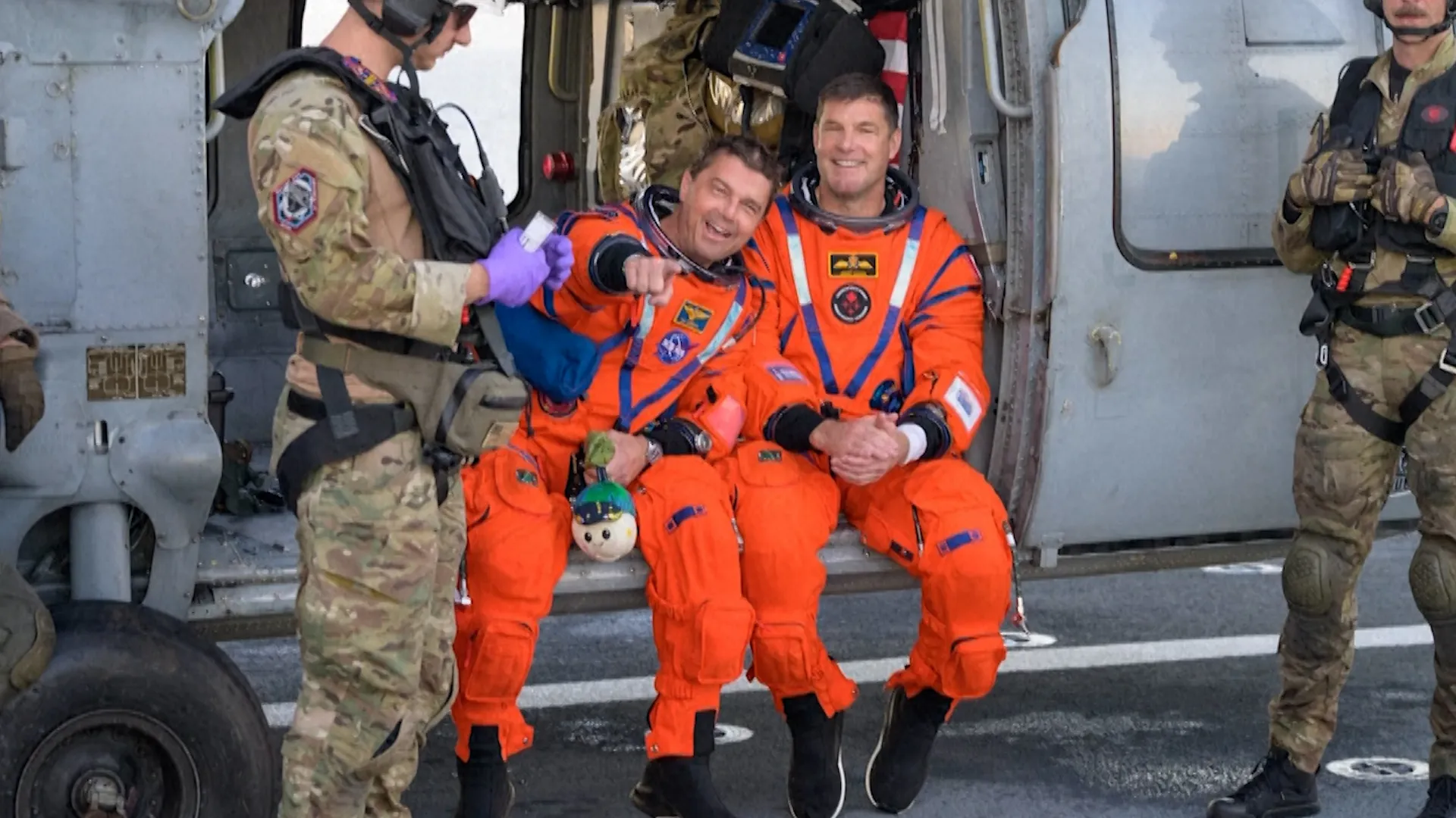 Echipajul Artemis II, surprins pe nava de recuperare după revenirea din misiunea selenară