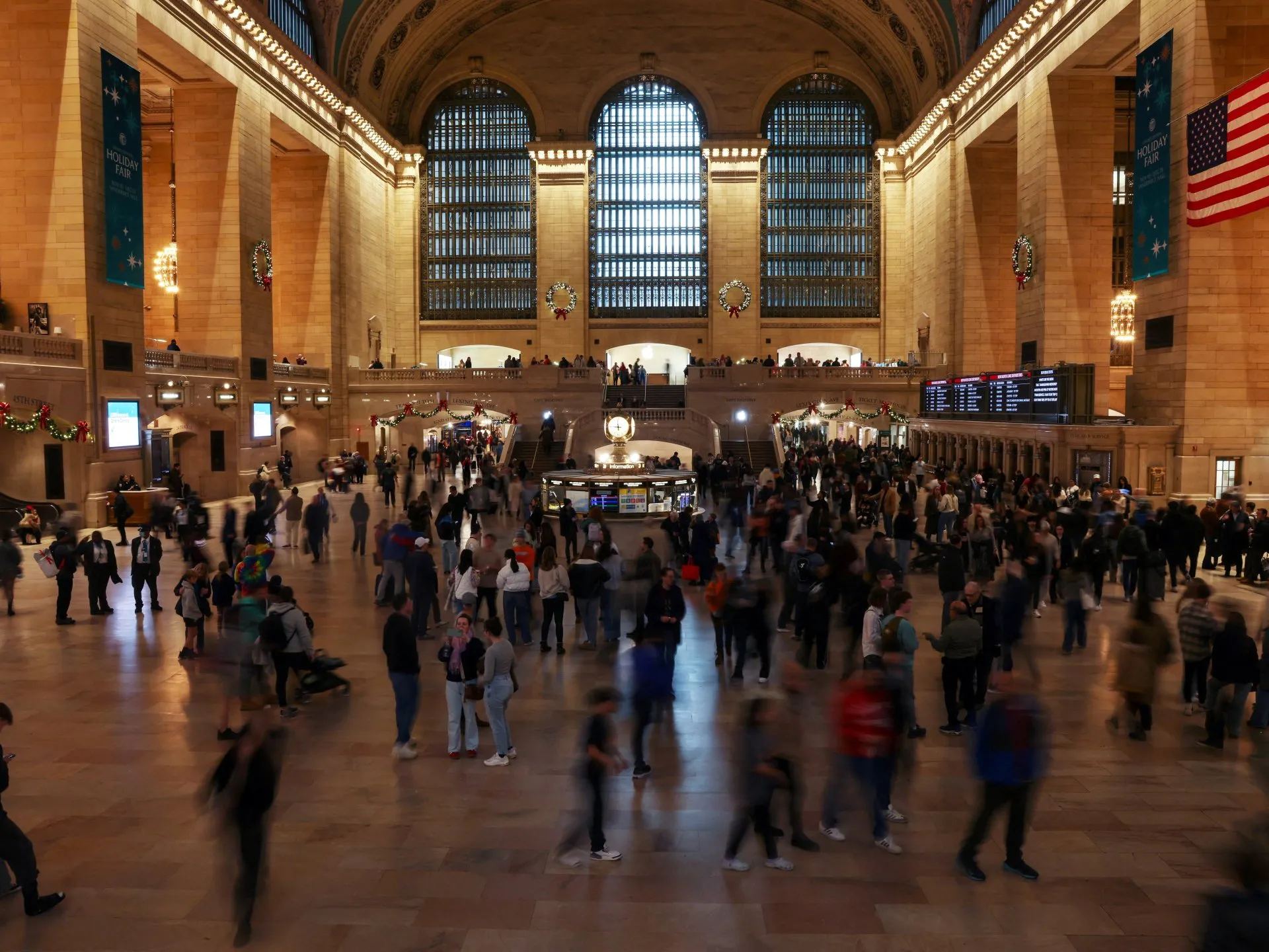 Atacator înarmat cu macetă, împușcat de poliție în Gara Centrală din New York: Trei persoane în vârstă rănite