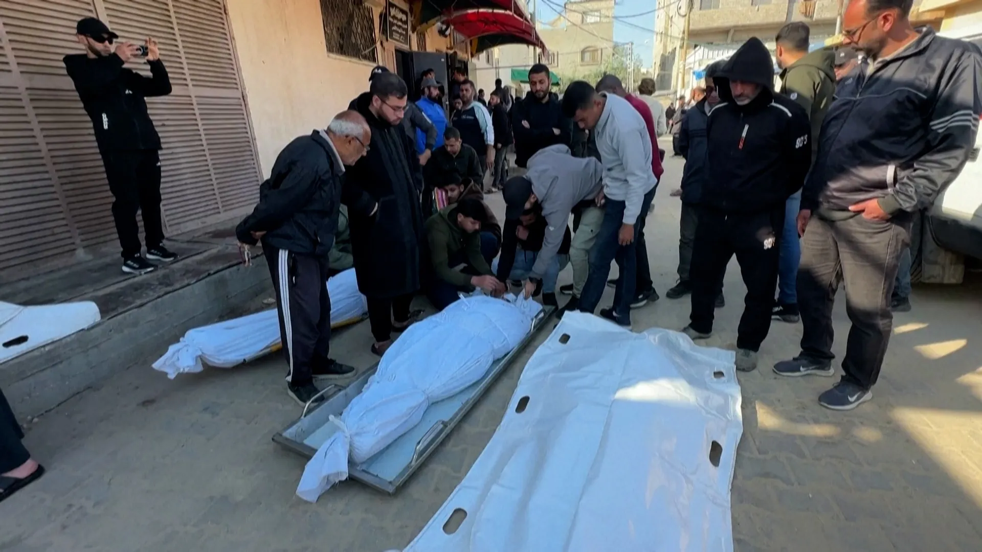 Familii din Gaza își plâng persoanele dragi ucise în raidurile aeriene israeliene din timpul nopții