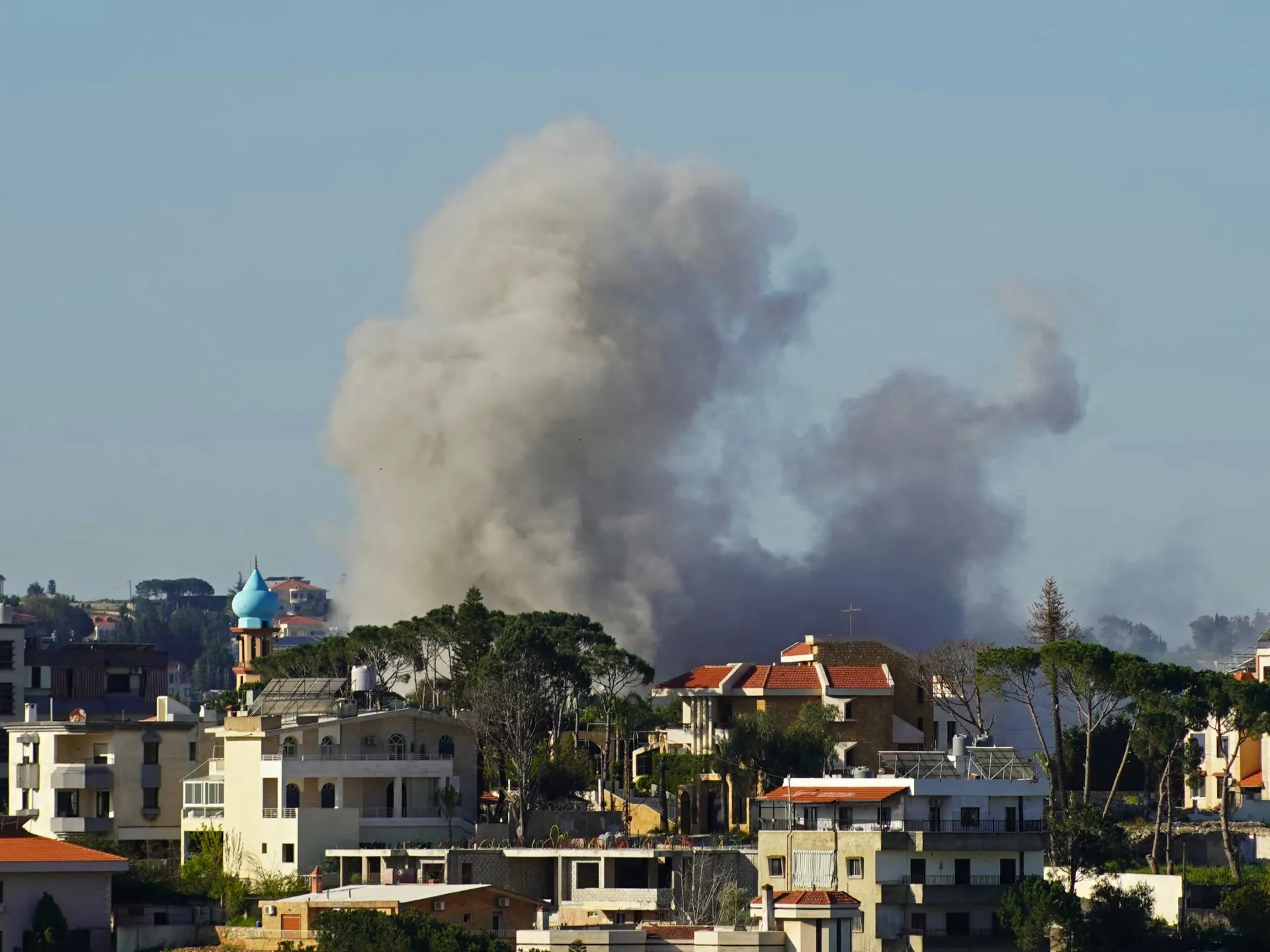 Atacurile israeliene ucid cel puțin 18 persoane în sudul Libanului, iar bilanțul victimelor depășește 2.000 de morți