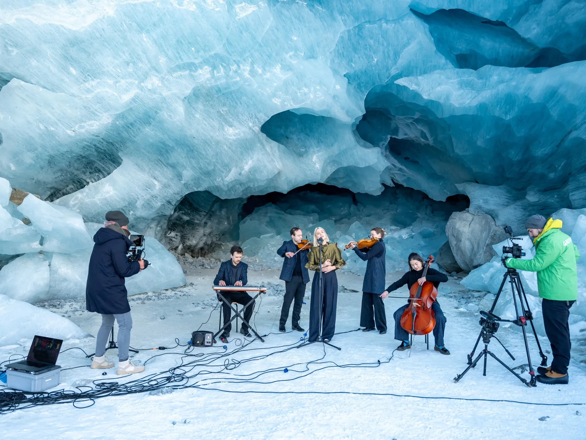 Un muzician elvețian cântă în interiorul unui ghețar care se topesc pentru a atrage atenția asupra crizei climatice