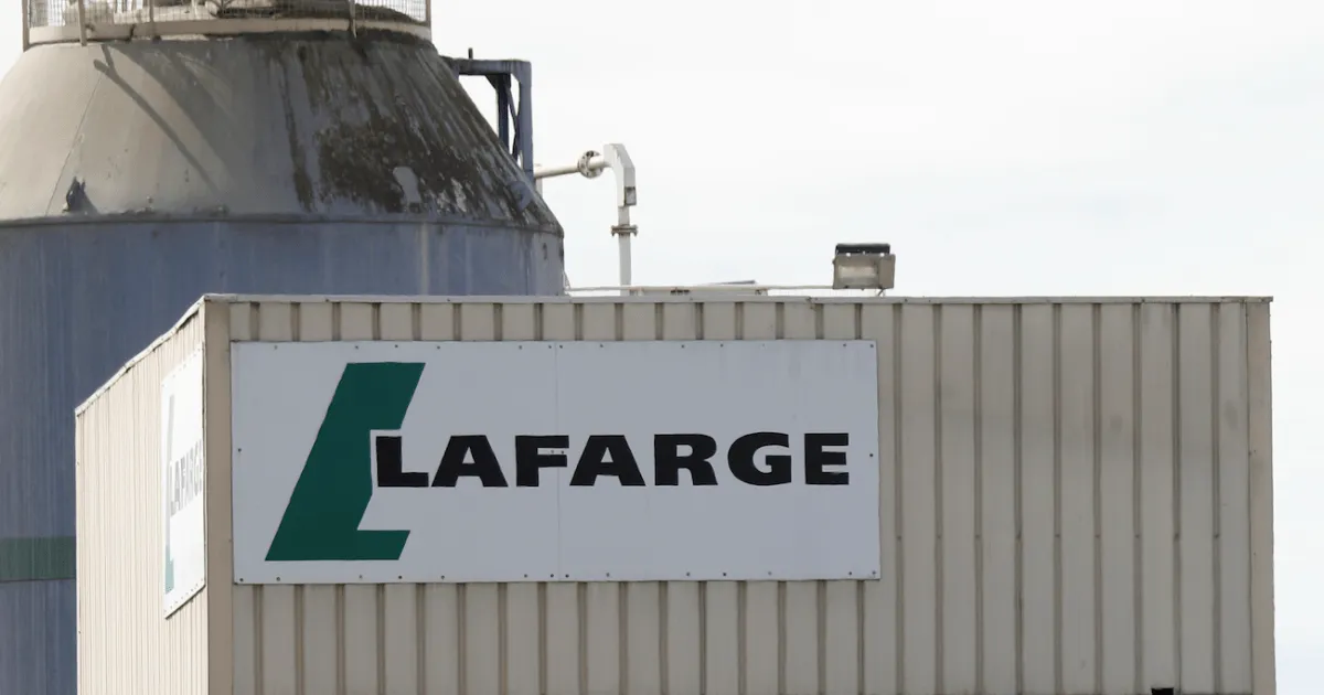 Gigantul cimentier Lafarge, găsit vinovat în cazul finanțării terorismului din Siria: Un precedent istoric pentru justiția franceză