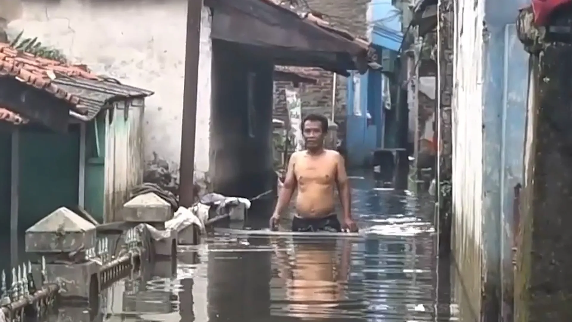 Inundații catastrofale în Java, Indonezia: Sute de persoane forțate să-și părăsească locuințele din cauza apelor care ajung până la brâu