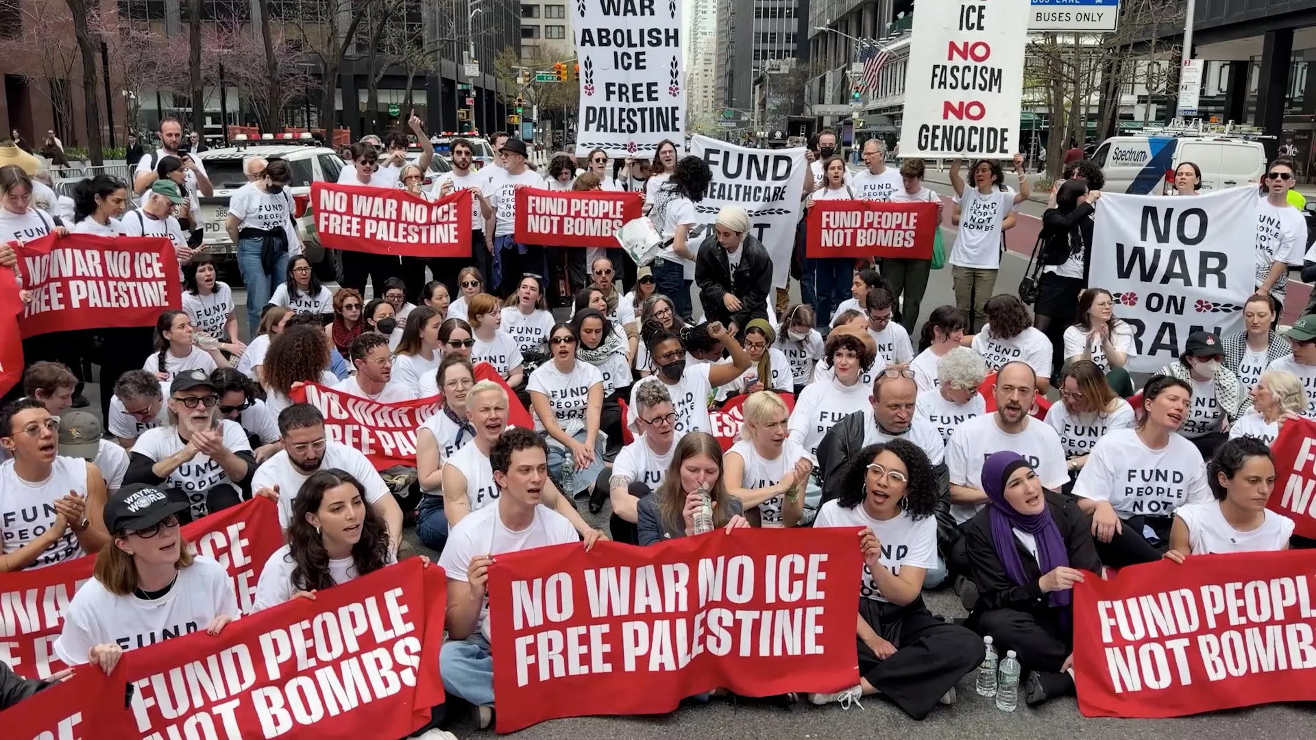 Aproximativ 100 de protestatari anti-război arestați la New York, cerând încetarea vânzărilor de arme către Israel