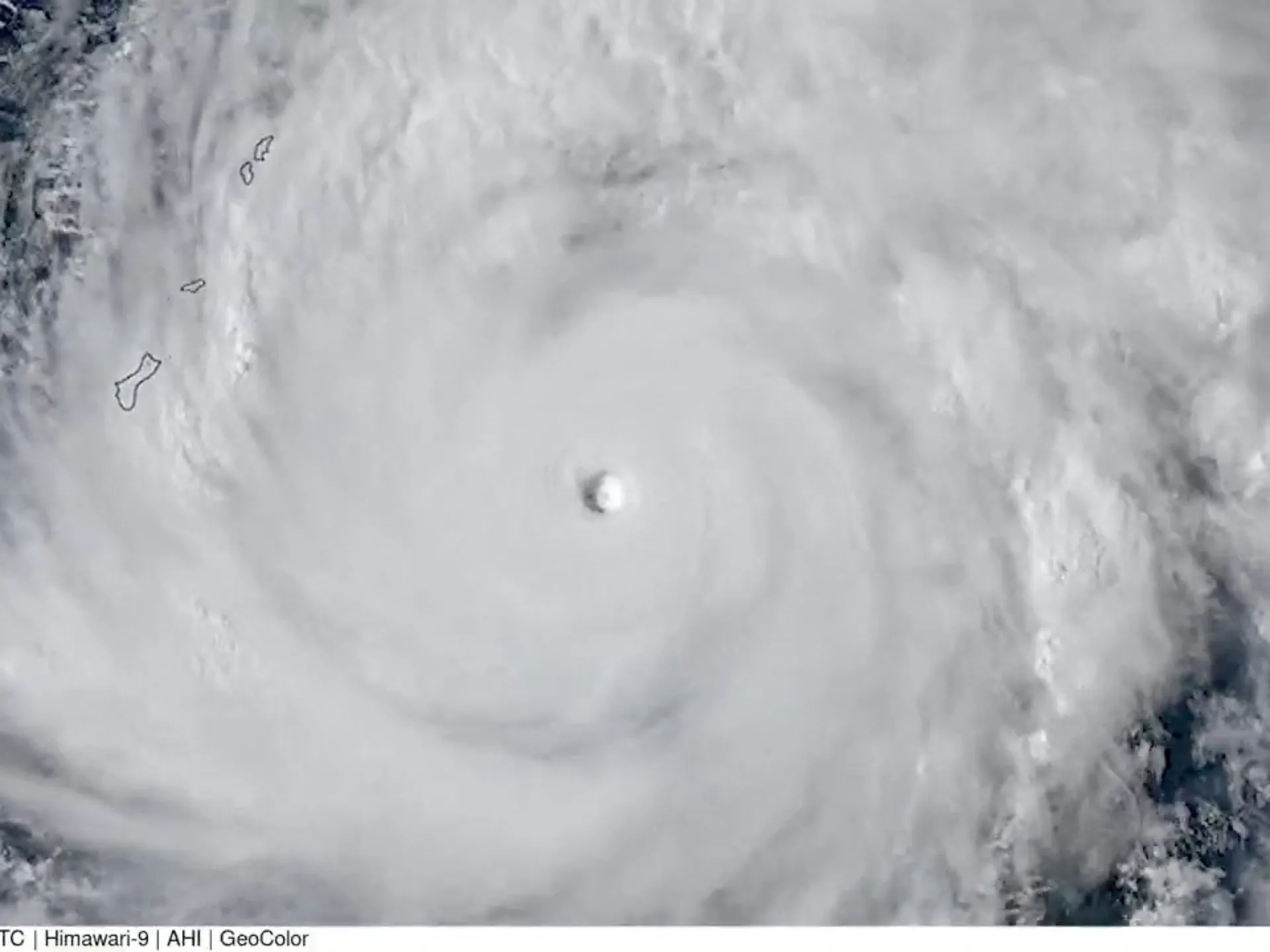 Super Taifunul Sinlaku Lovește Insulele Mariannei de Nord și Guam – Vânturi de Peste 270 km/h și Ploi Devastatoare