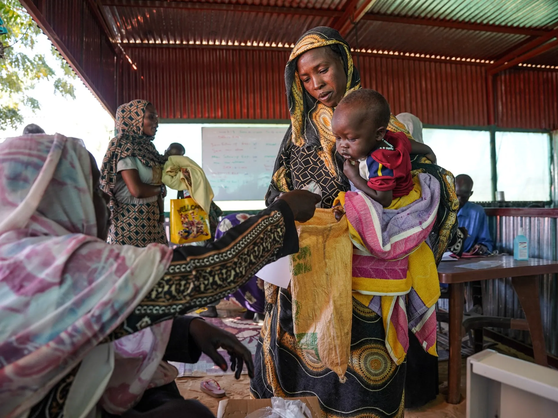 Trei copii se nasc în fiecare minut în mijlocul războiului din Sudan, avertizează o organizație umanitară