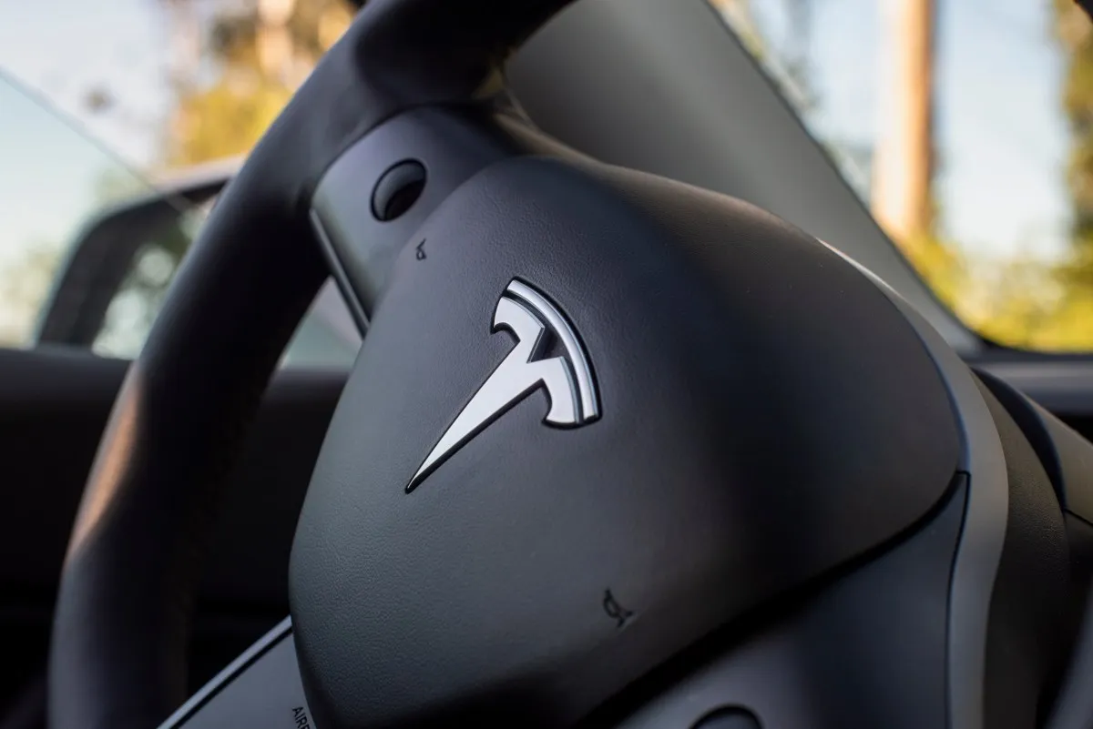 Tesla introduce funcția „streaks" și statistici detaliate pentru a monitoriza frecvența utilizării sistemului Full Self-Driving