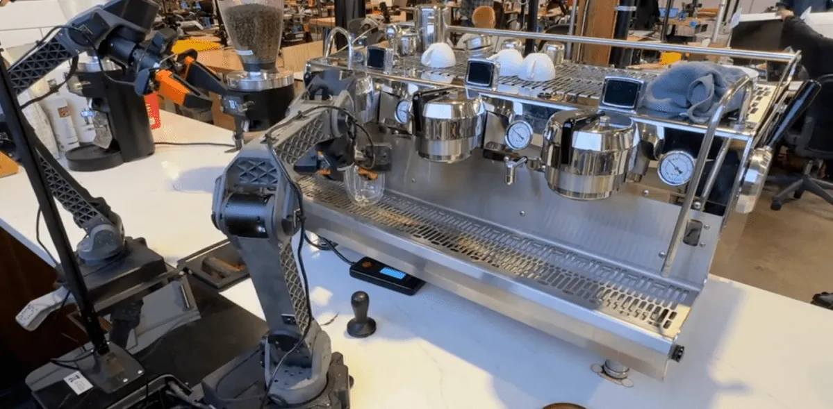 Physical Intelligence, startup-ul de robotică care a captat atenția Silicon Valley, susține că noul creier robotic poate învăța sarcini pe care nu le-a fost niciodată predat
