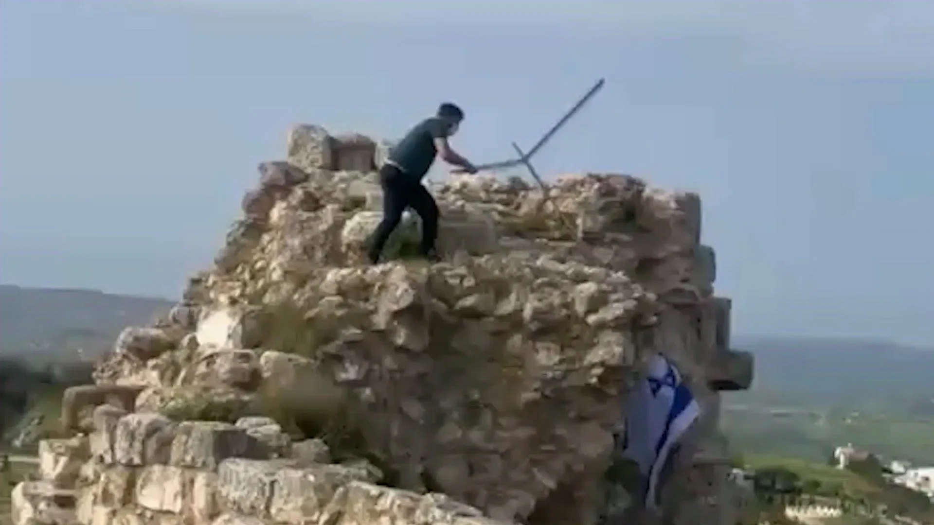 Un libanez curajos înlătură steagul israelian de pe castelul Beaufort din sudul țării sale: 'Acesta este pământul meu și al strămoșilor mei'