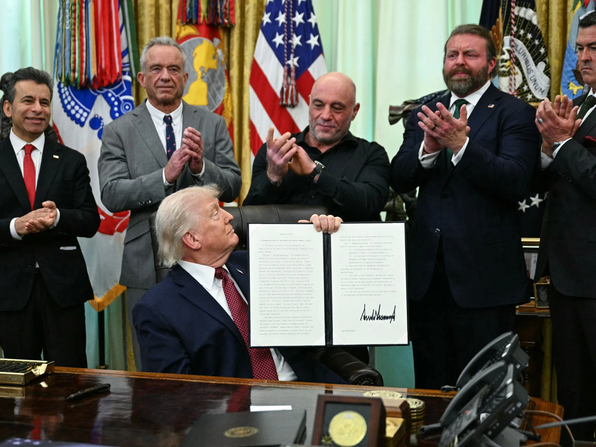 Trump semnează ordinul pentru accelerarea cercetării psihedelicelor, însoțit de Joe Rogan