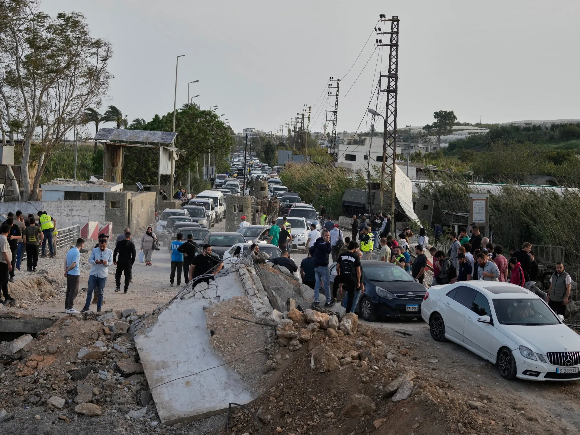 Familii libaneze dislocate se întorc acasă în ciuda atacurilor israeliene: între speranță și incertitudine, pe fundalul unui armistițiu fragil