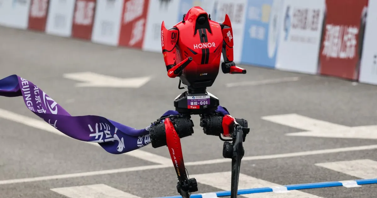 Robot umanoid a doborât recordul mondial la semi-maraton în Beijing, lăsând oamenii departe în urmă