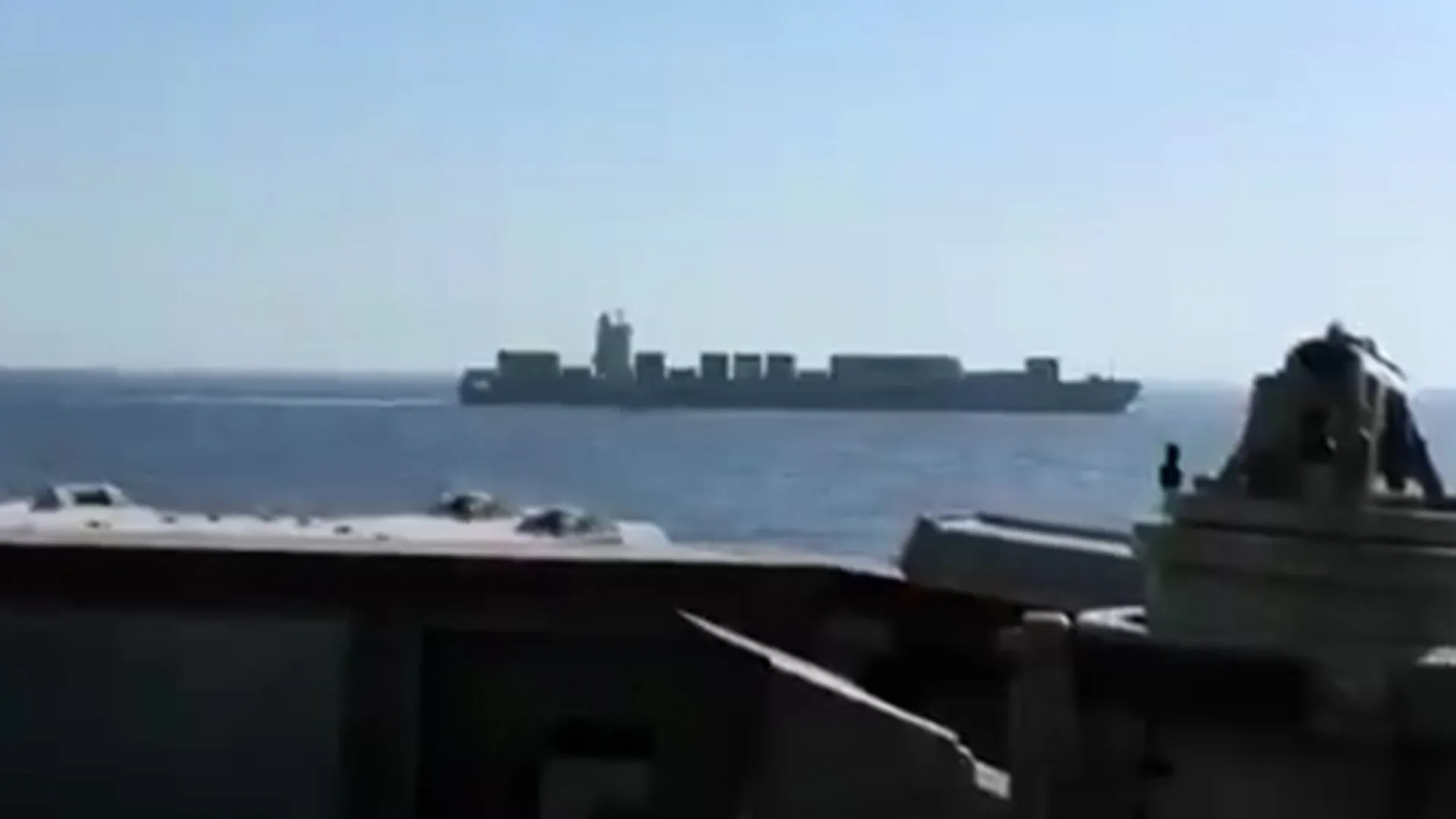 Forțele americane atacă și capturează o navă iraniană în apropierea Strâmtoarii Hormuz
