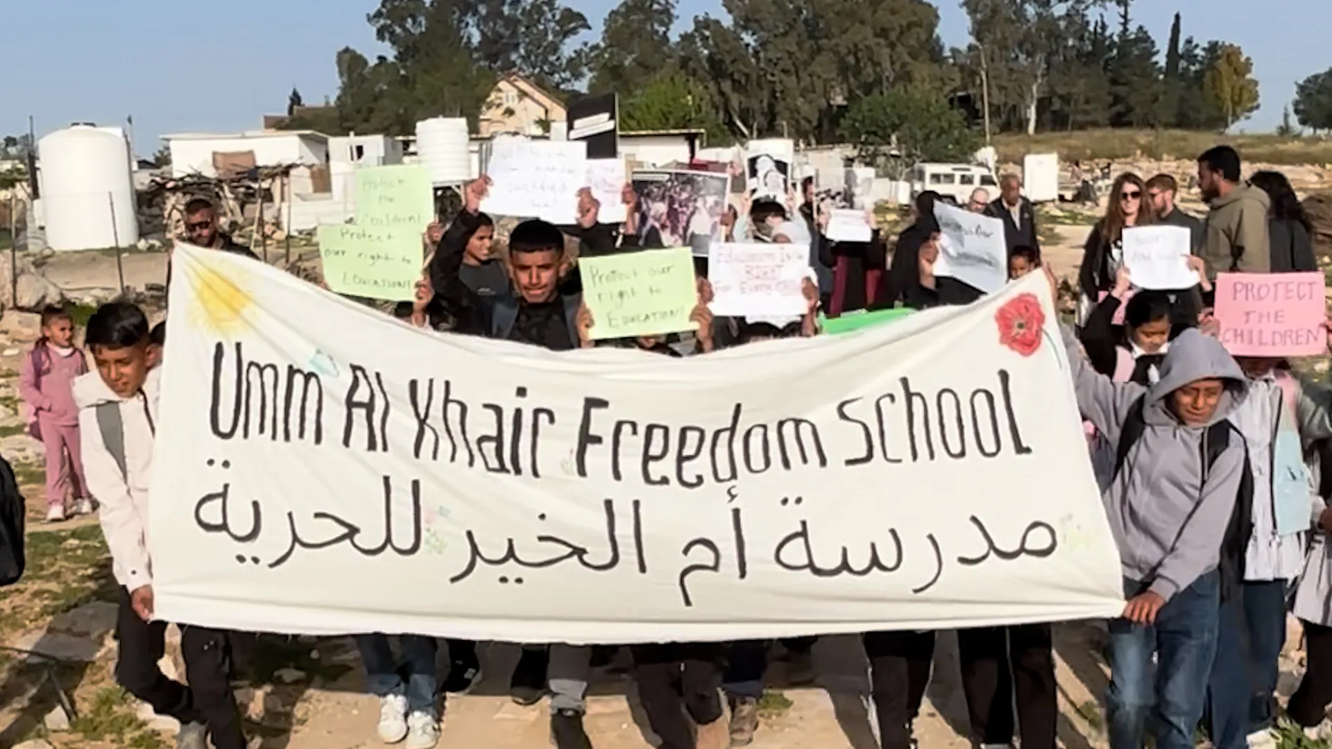 Copiii palestineni protestează împotriva blocării accesului la școală de către coloniști și trupele israeliene