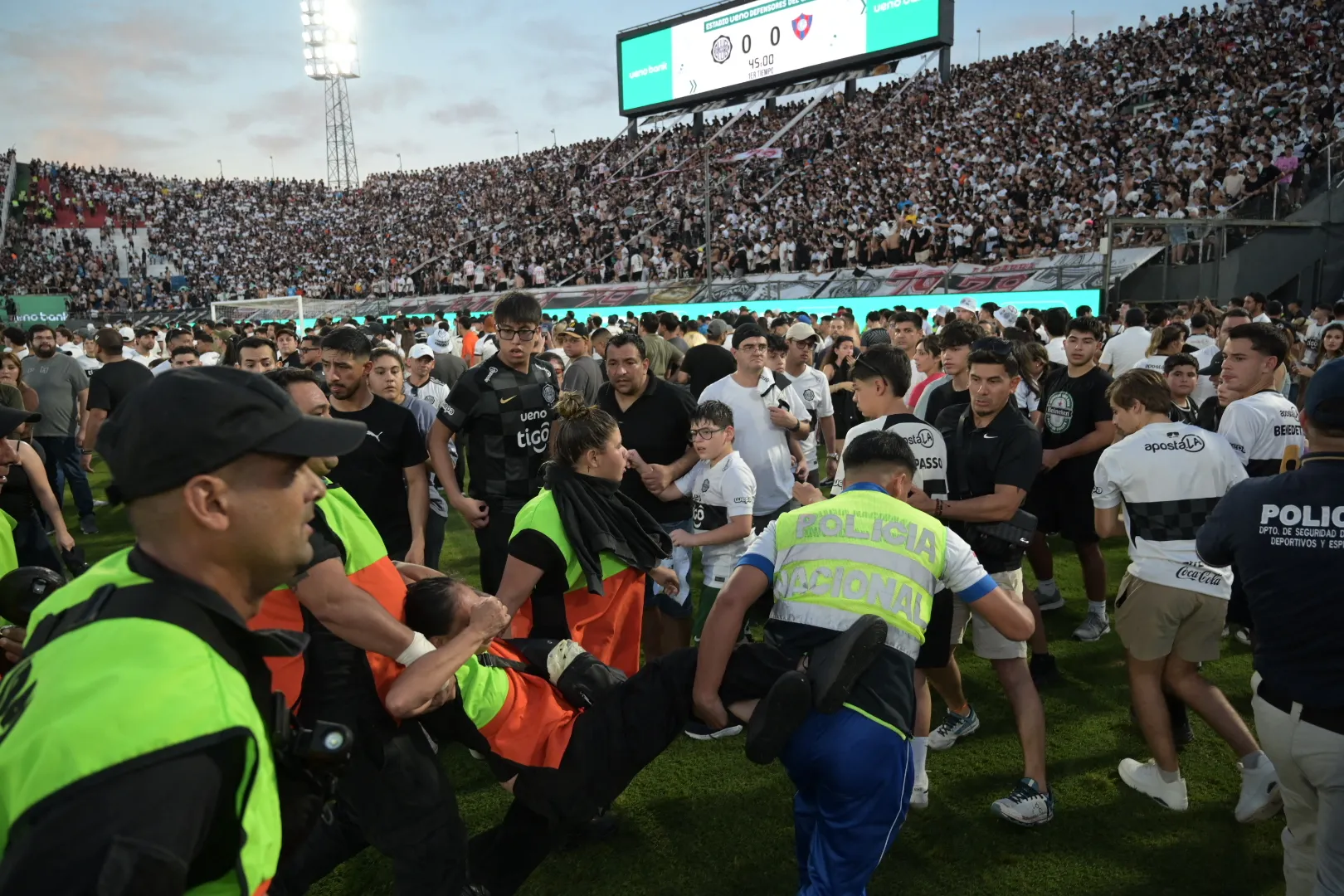 Mai mulți răniți în conflicte între fanii și poliția la Superclasico din Paraguay