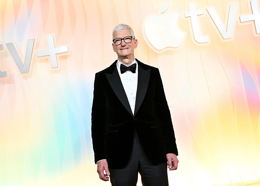 Tim Cook se retrage din funcția de CEO la Apple; John Ternus va preluota funcția în septembrie