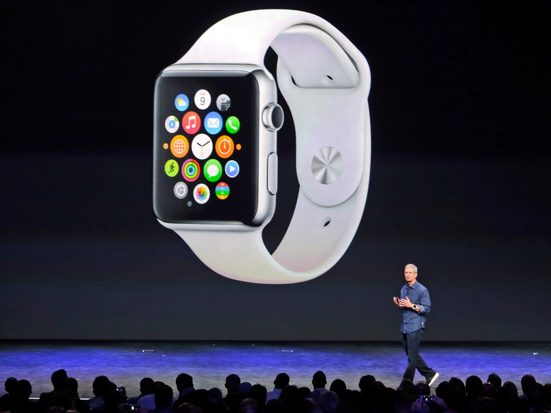 Tim Cook se retrage din funcția de CEO la Apple, John Ternus va lua locul său începând cu 1 septembrie
