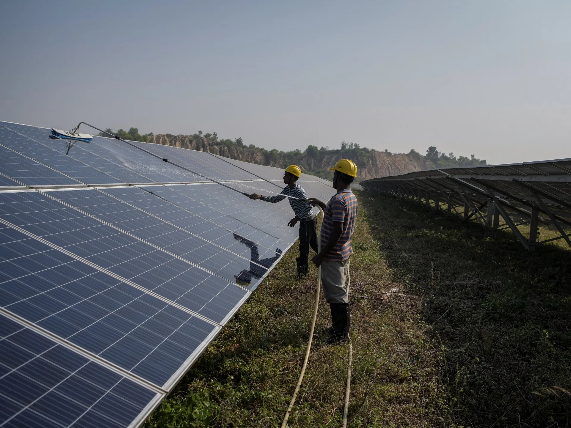Electricitatea curată a acoperit întreaga nouă cerere globală, limitând combustibilii fosili, spune Ember