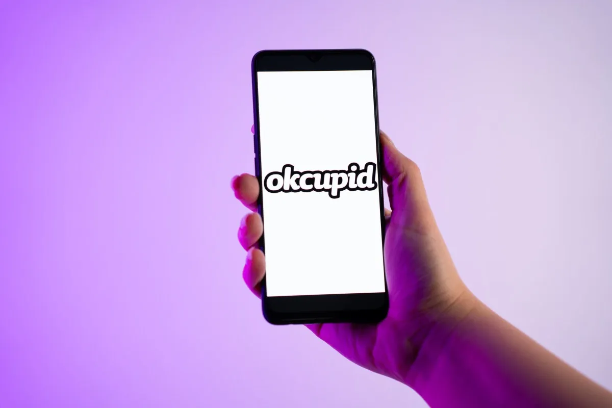 Clarifai a șters 3 milioane de fotografii furnizate de OkCupid pentru antrenarea unui AI de recunoaștere facială, conform unui raport