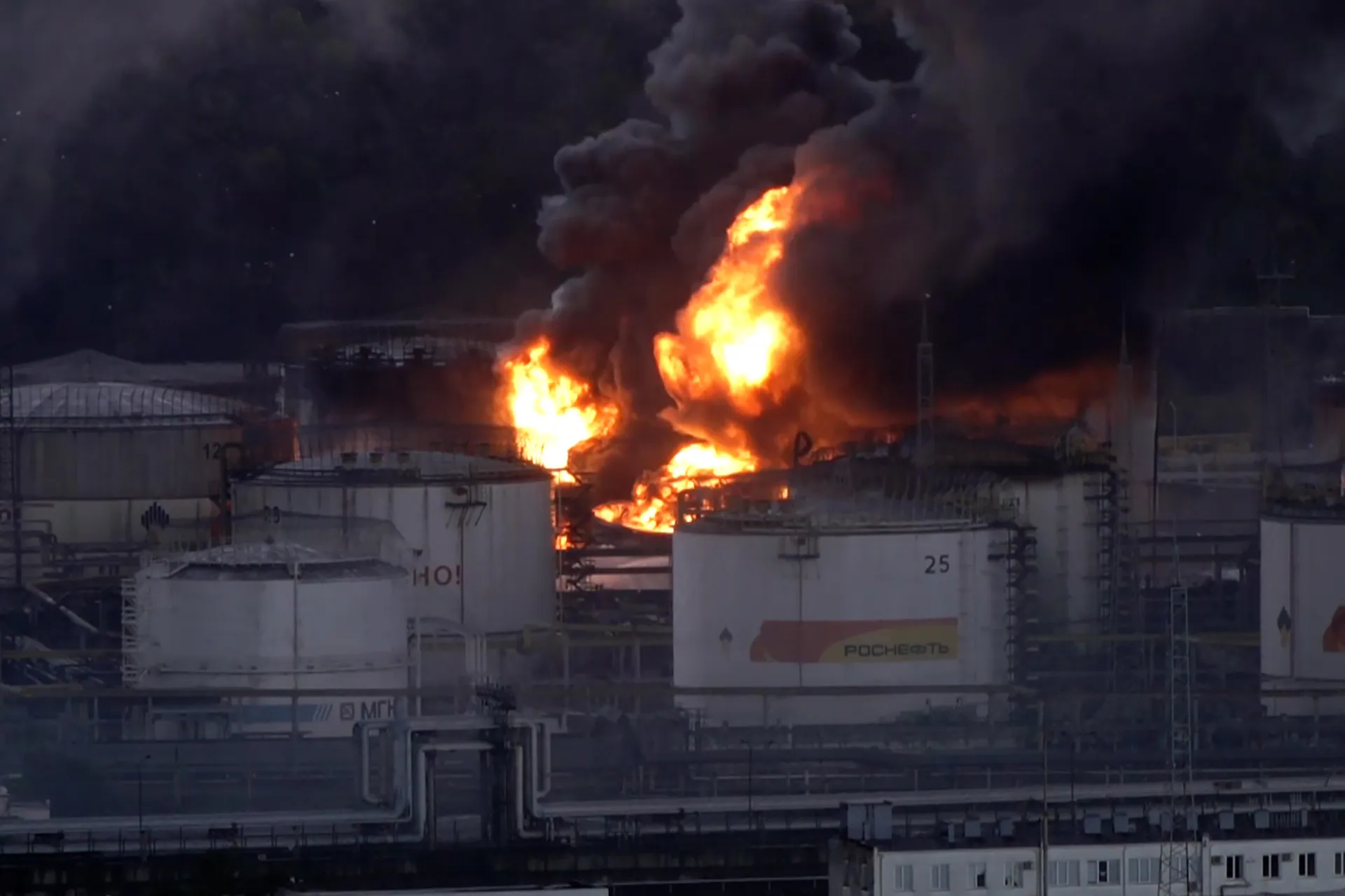 Focuri generate de dronuri ucrainene se răspândesc la rafineria de petrol Tuapse din Rusia