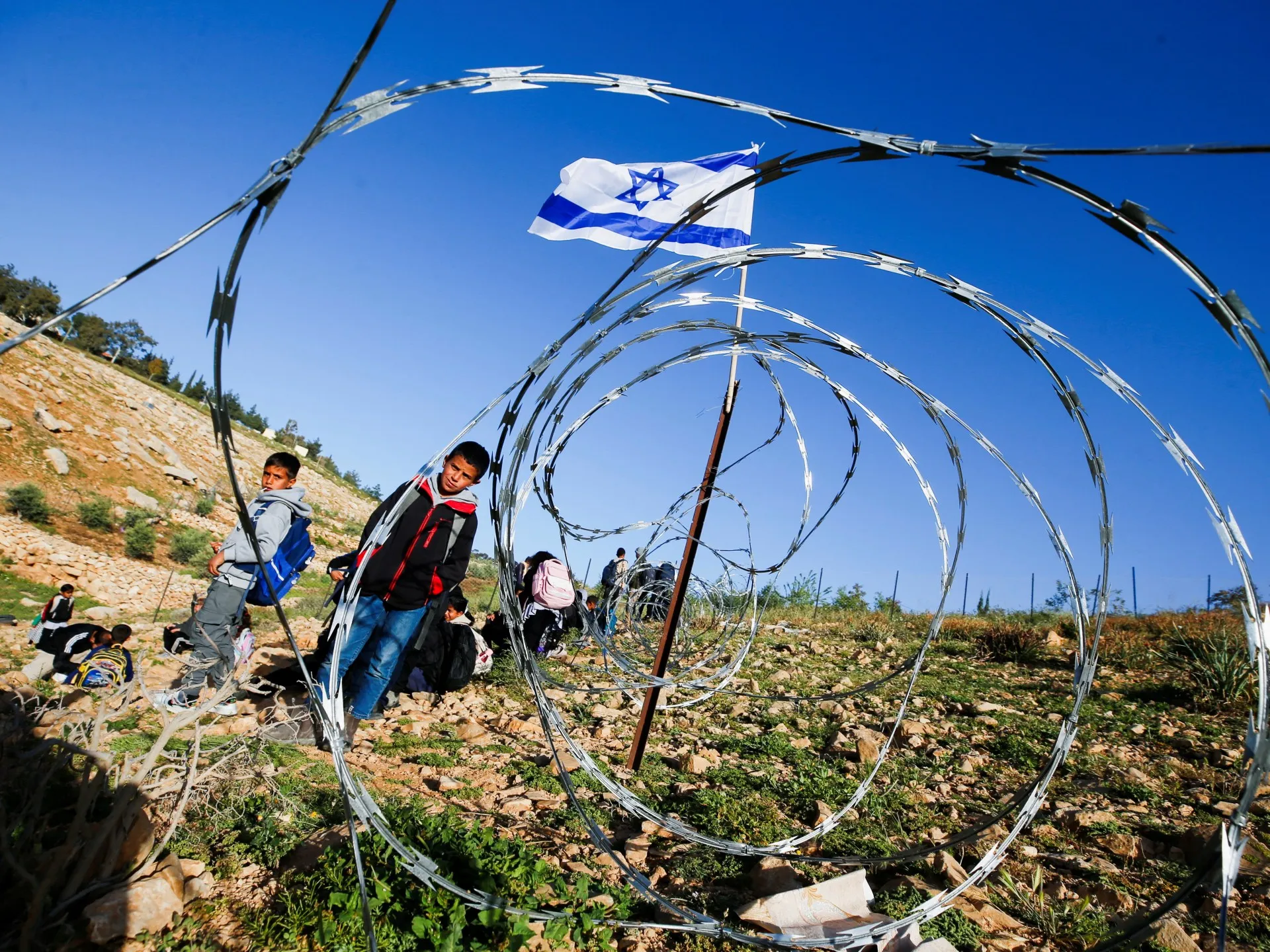 Coloniștii israelieni blochează copiii palestineni de la școală în Cisjordania: o atac direct asupra dreptului la educație