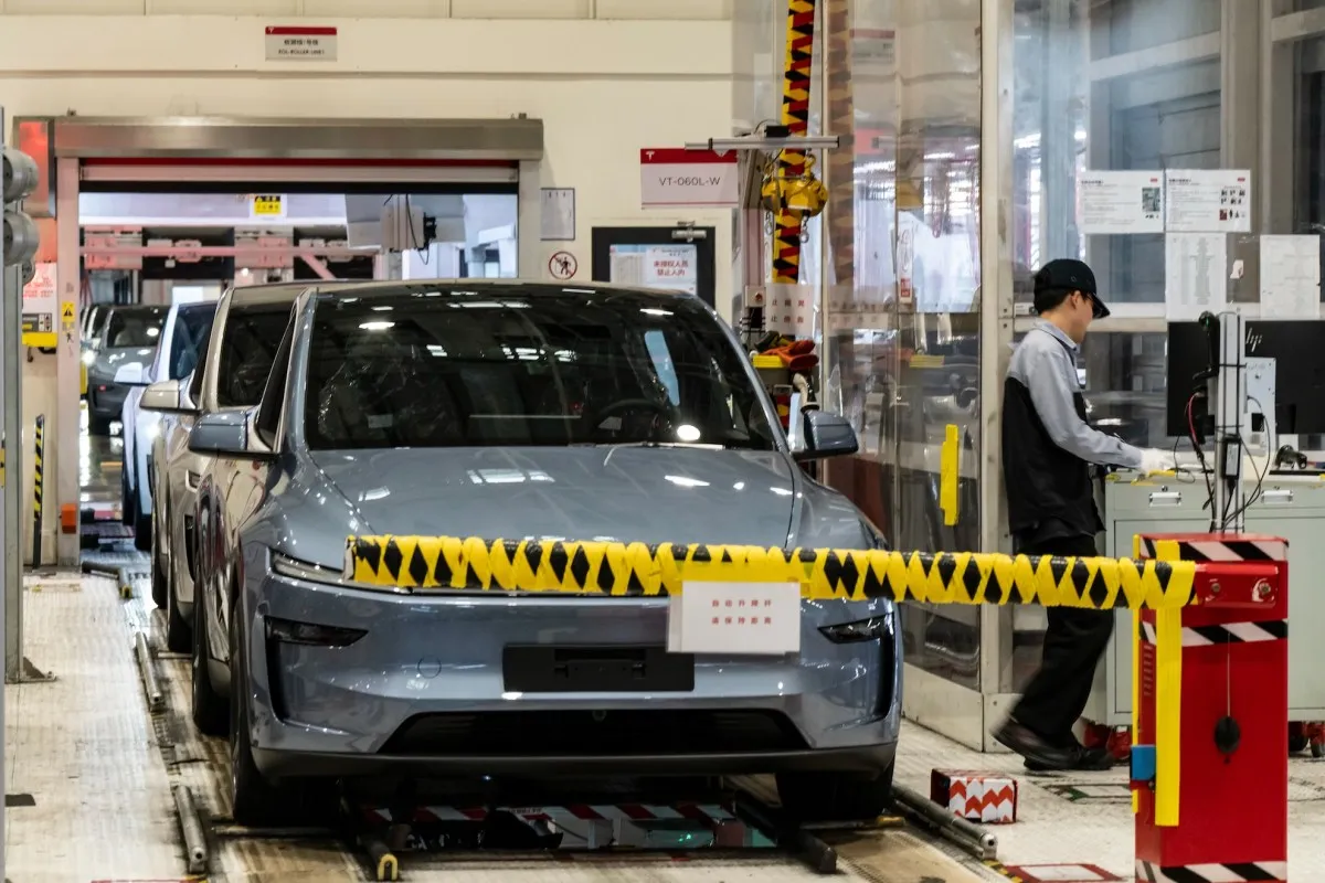 Tesla a înregistrat creștere a veniturilor în Q1 2026, susținută de vânzări de EV și abonamente FSD, dar rămâne dependență de trecut
