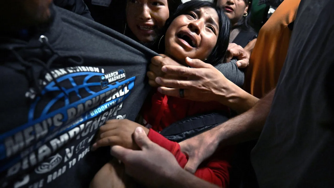 Fotografia anului 2026 a World Press Photo: „Separate de ICE” — un martoriu al durerii familiei în numele justiției