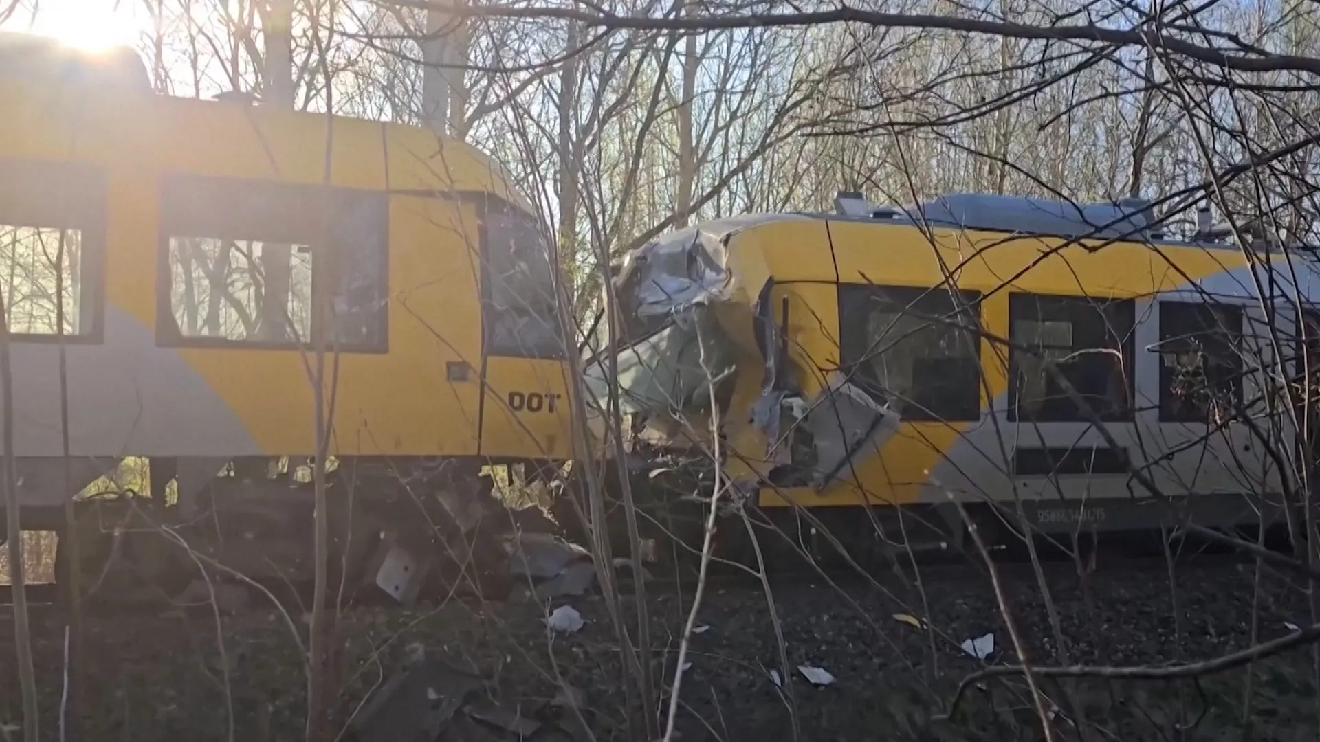 Două trenuri s-au lovit frontal în Danemarca: un accident grav cu victime critice