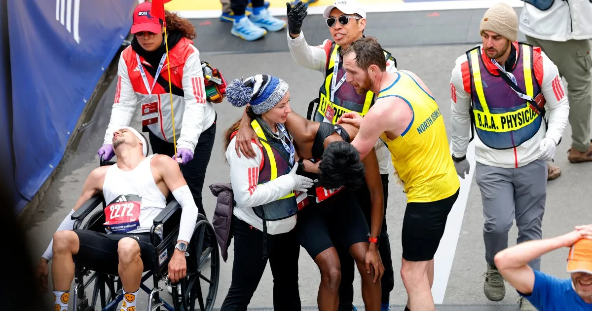Un maratonist din Irlanda de Nord reflectă asupra momentului în care a ajutat un concurent să termine cursa, iar videoclipul a devenit viral: „Aveam nevoie de o poveste bună”