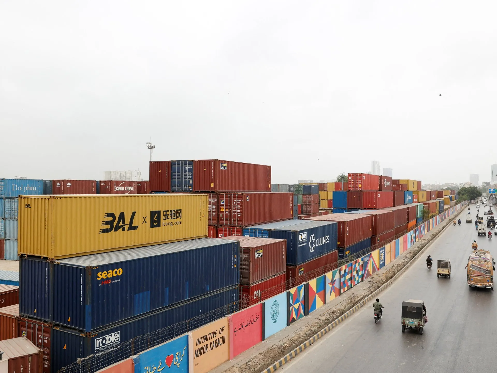 Cu 3.000 containere blocate în Pakistan, Iran explorează rute terestre pentru a evita blocajul american