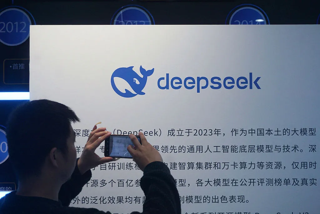 DeepSeek prezintă un nou model de AI care „îmbrățișează spațiul” cu modelele de frontieră