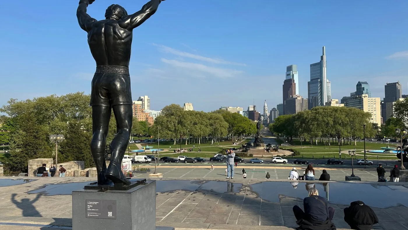 Statuia lui Rocky Balboa se mută în interiorul Muzeului de Artă din Philadelphia