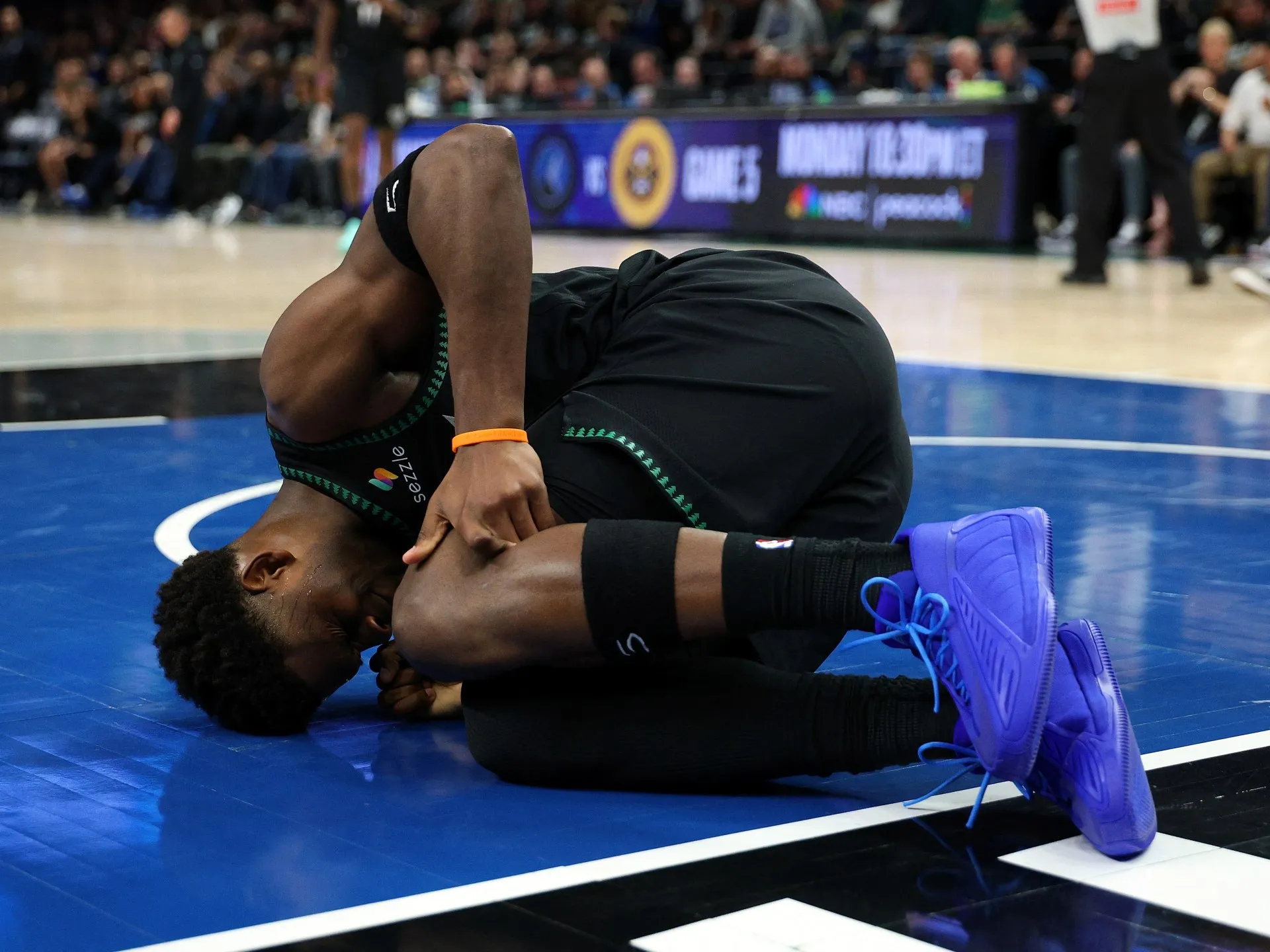Anthony Edwards se accidentează la genunchi în victoria Timberwolves împotriva lui Nuggets în Game 4
