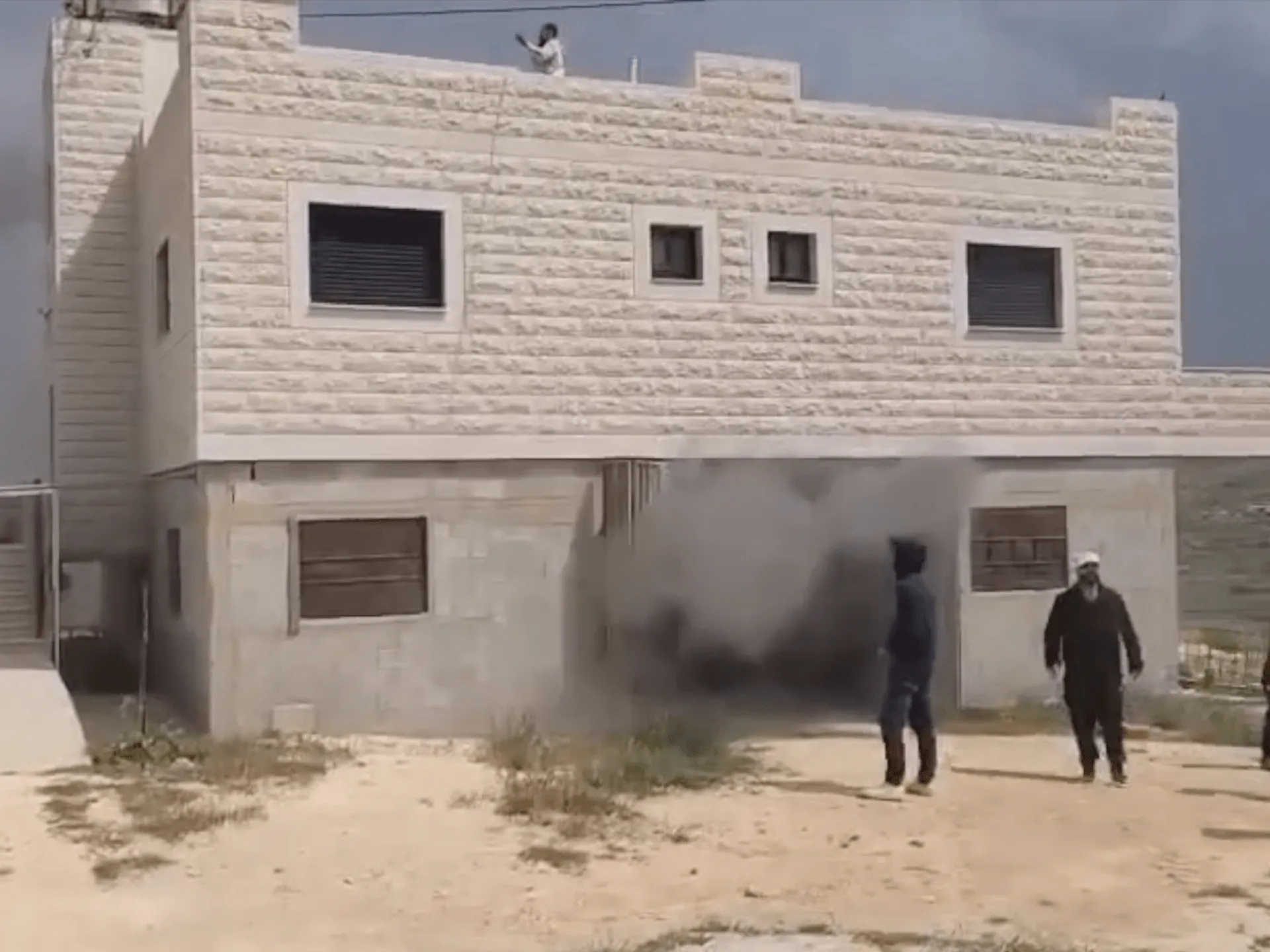 Coloniștii israelieni atacă palestinienii și incendiază o casă în Cisiordania
