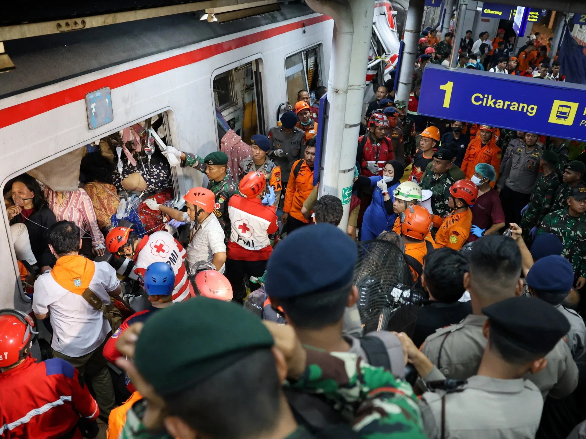 Cinci morți într-un accident feroviar lângă Jakarta, Indonezia; eforturile de salvare continuă