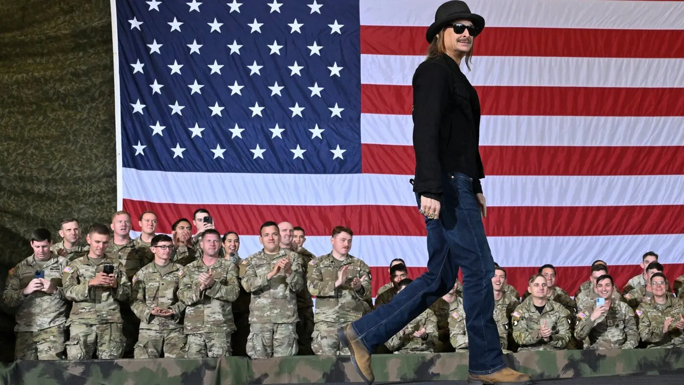 Kid Rock zboară cu un elicopter militar la scurt timp după ce zborurile de lângă casa sa au stârnit controverse
