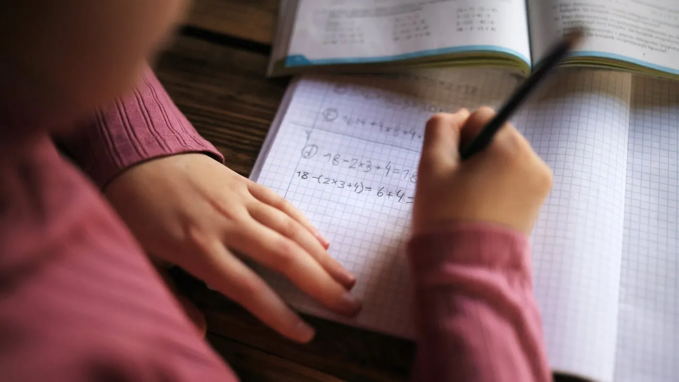 Ar trebui școlile să renunțe la teme? Unii educatori spun da