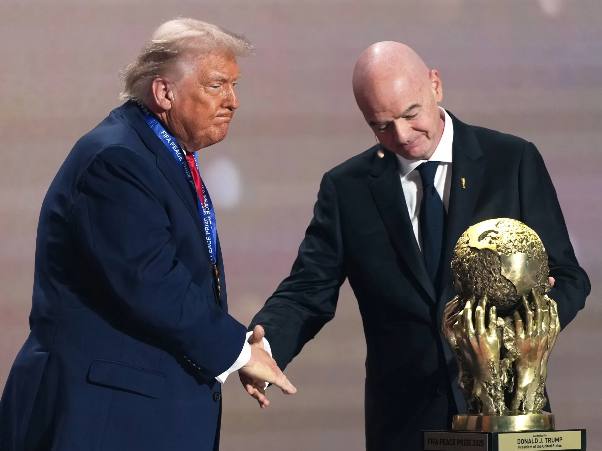 FIFA, criticată pentru politizarea sportului: Premiul Păcii acordat lui Donald Trump stârnește controverse înaintea Cupei Mondiale