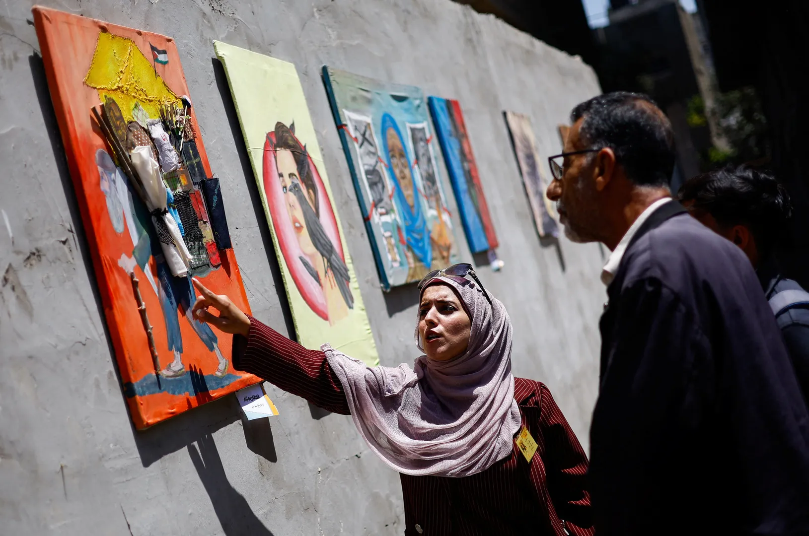 Tineri artiști palestinieni din Gaza expun lucrări modelate de război