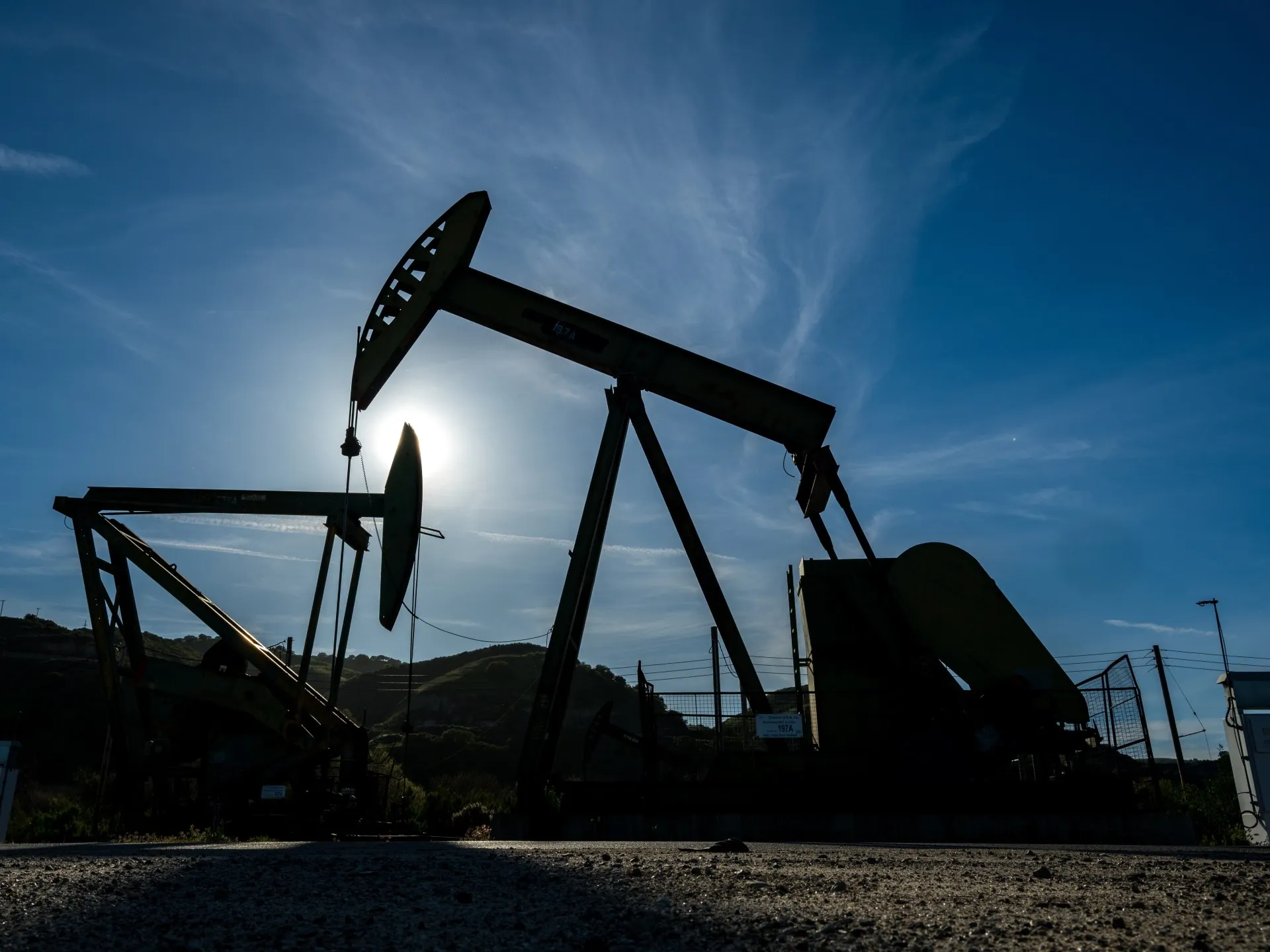 Prețul petrolului explodează pe fondul temerilor de întreruperi prelungite ale aprovizionării și al asediului american asupra porturilor iraniene